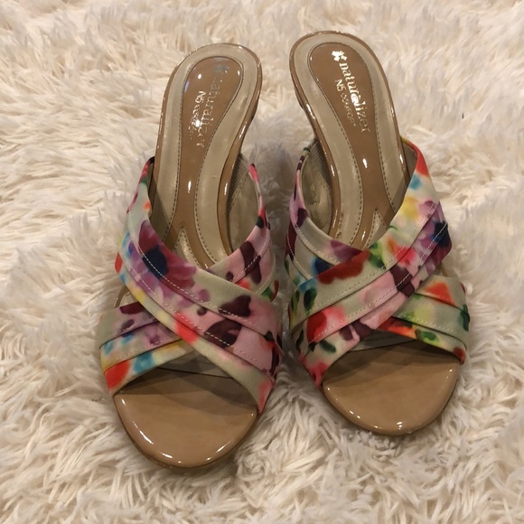 Naturalizer N5 Comfort heel. Colorful floral print. Size 7. - Picture 3 of 9